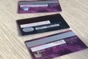 Карточная рулетка в кафе: Официантка выбирает одну из карт клиентов для оплаты по счету