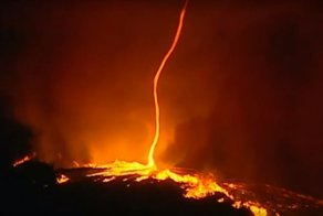 Португальские пожарные сняли редкое природное явление - огненный торнадо