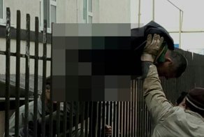 В Казахстане рабочий упал на железные прутья забора