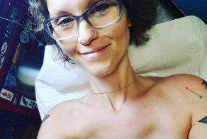 Женщина сделала супергеройскую татуировку на груди, чтобы перекрыть шрамы от двойной мастэктомии