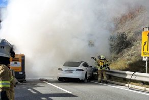 35 пожарных тушили автомобиль Tesla Model S