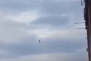 Что это было? Таинственная фигура гуманоида проплыла в небе над Сиднеем
