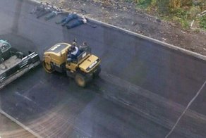Саратовские рабочие на теплом свежеуложенном асфальте