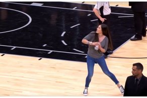 "Ты бросаешь, как девчонка" - говорили они. Баскетболистка мастерски бросает зрителю сувенирную футболку