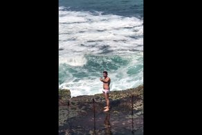 Этот парень решил сделать селфи на фоне большой волны, но вскоре пожалел об этом