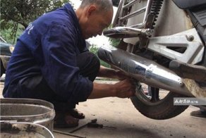 Слепой китаец зарабатывать на жизнь ремонтируя технику