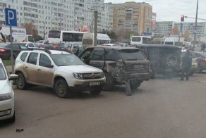 В Челнах автомобиль протаранил крыльцо ресторана
