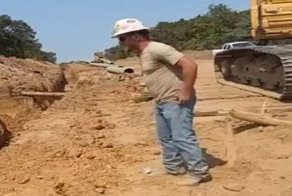 Строитель решил перепрыгнуть траншею, но что-то пошло не так