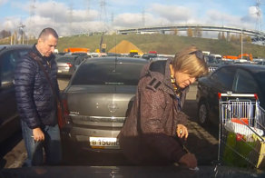 Необычная ситуация на парковке у магазина  