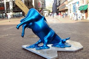 10 странных статуй в разных странах мира