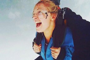 "Девушка, которая упала с неба": 20-летняя австралийка выжила после неудачного прыжка с парашютом
