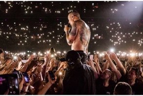 Именно так надо отдавать дань памяти ушедшим музыкантам! Поклонники Linkin Park спели песню "Numb" в память о Честере Беннингтоне