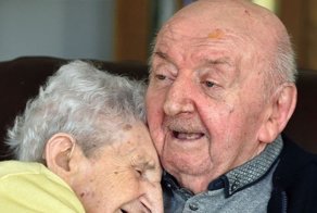 98-летняя мать перебралась в дом для престарелых, чтобы ухаживать за своим 80-летним сыном