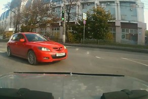 Красная Мазда проехала на "красный" свет