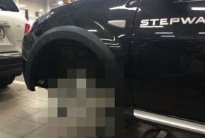 Девушка приехала в автосервис подкачать колесо