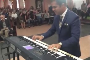 Невеста опаздывала на свадьбу и пианист решил развеселить скучающих гостей