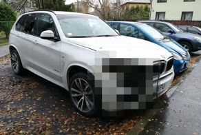 В Риге злоумышленники паяльной лампой вырезали фары у BMW