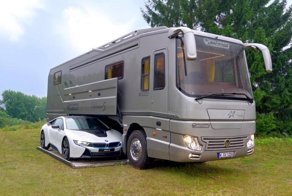 Роскошный дом на колесах, со спортивным автомобилем на борту