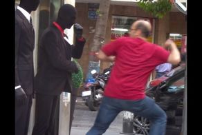 Живые манекены пугают людей