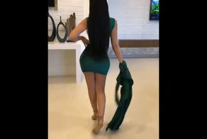 Брюнетка демонстрирует свои шикарные формы