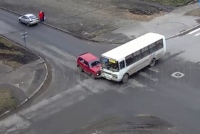 Авария дня. Нива столкнулась с автобусом в Бийске