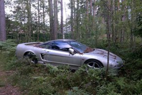 Брошенная Honda NSX в питерском лесу