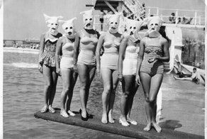 Кто все эти люди, и что здесь происходит? Исторические фотозагадки