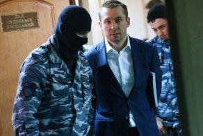 У Захарченко найдены новые миллиарды в квартирах-хранилищах
