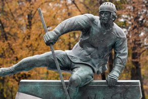 Памятник Валерию Харламову открыт на Аллее славы в Лужниках