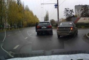 Один отвлекает, другой подрезает