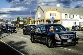 Велосипедистку уволили с работы за неприличный жест, показанный Трампу