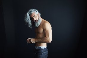 15 сексуальных зрелых мужчин, потеснивших молодых красавцев