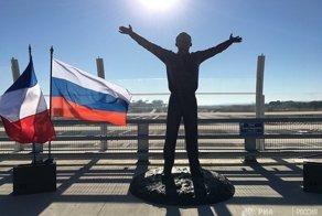 Во Франции открыли памятник Юрию Гагарину на Гагаринском мосту