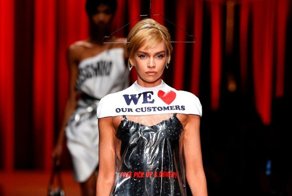 Moschino продаёт прозрачный пакет из химчистки вместо платья