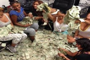 Стриптизерши подсчитывают свой заработок за смену