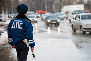 В сеть попало видео, на котором следователь протащил своим внедорожником инспектора ГИБДД