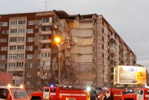 В Ижевске обрушилась стена жилого дома, под завалами – люди