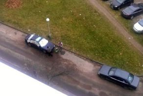 Покраска автомобиля в одном из дворов Минска