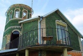 Восемь тысяч бутылок из-под шампанского и 20 лет жизни понадобилось украинцу, чтобы построить дачу