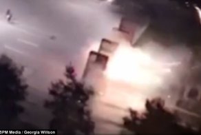 В Англии молодежь устроила опасную стрельбу фейерверками