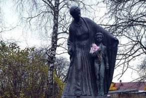 Оказывается, Михаил Задорнов на свои деньги установил памятник Пушкину и его няне под Петербургом