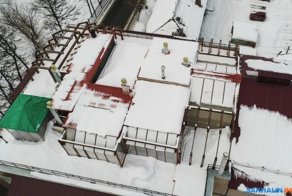 "Замечательный" сосед жильцов южно-сахалинской семиэтажки построил на крыше сауну