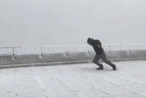 Американский метеоролог сражается с ураганным ветром