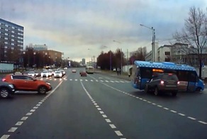Авария дня. Маршрутка перевернулась в Москве