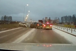 Авария дня. В Екатеринбурге лоб в лоб столкнулись две легковушки