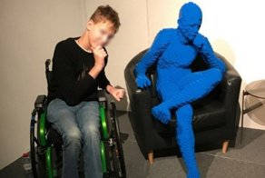 Мальчика-инвалида выгнали из кафе за неподходящее лицо