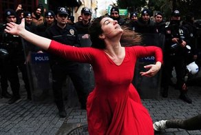 Женщины протестуют: 30 сильнейших фото за всю историю