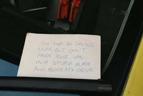 Недовольный автомобилист оставил записку на машине скорой помощи