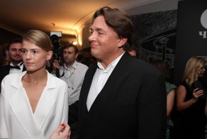 Генеральный директор "Первого канала" женился на молодой модели