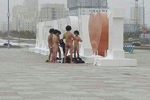 Чехи в «купальниках Бората» гуляли по Астане